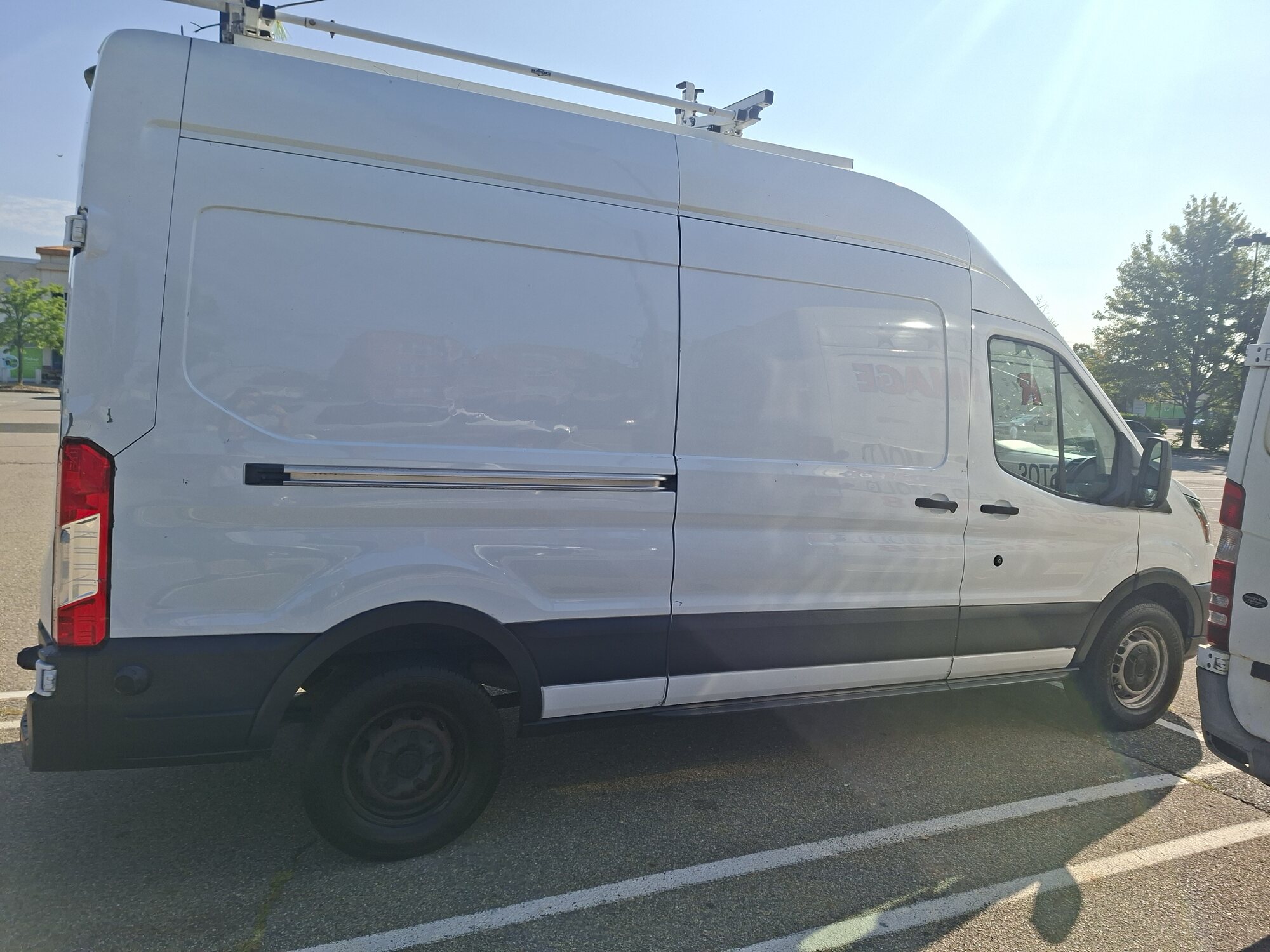 White Ford Transit cargo van used by YLLSON Logistics